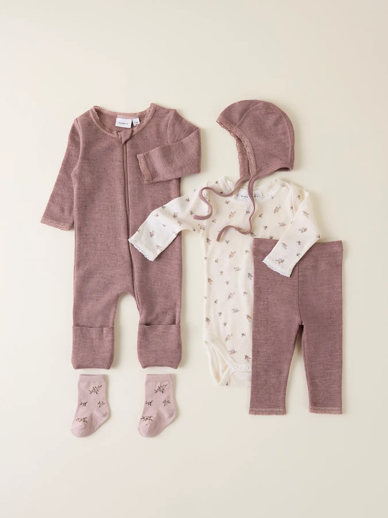 Komplettes Babyoutfit mit Body, Hose und Mütze von Lil’Atelier aus Merinowolle, Winterthur.