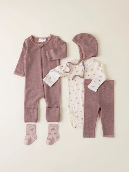 Komplettes Babyoutfit mit Body, Hose und Mütze von Lil’Atelier aus Merinowolle, Winterthur.
