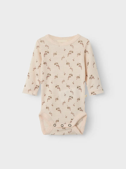 Dieser Langarmbody aus Wolle mit Traubenmuster von Lil’Atelier ist in Winterthur erhältlich.