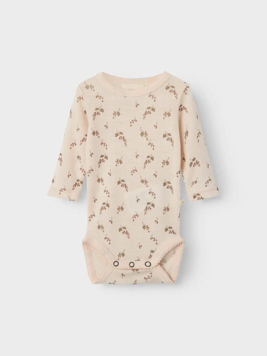Dieser Langarmbody aus Wolle mit Traubenmuster von Lil’Atelier ist in Winterthur erhältlich.