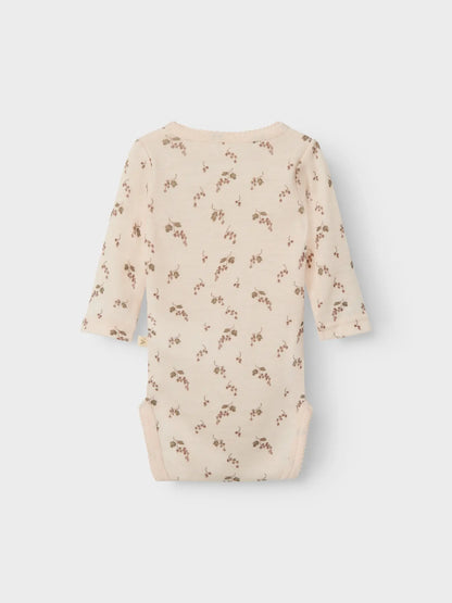Der Babybody mit Traubenprint von Lil’Atelier aus reiner Wolle wird in Winterthur angeboten.