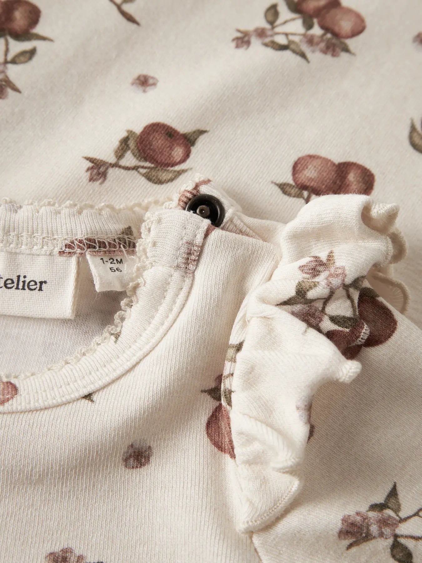 Detailaufnahme von Blumenmuster und Rippstoff des LIL'ATELIER Babybodys bei Bärechind Winterthur Zürich Schweiz