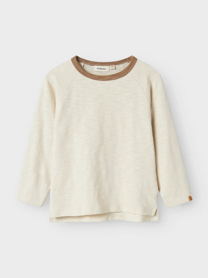 Langarmshirt aus Baumwolle in Beige mit braunem Kontrastkragen von Lil'Atelier, exklusiv bei Bärechind in Winterthur, Zürich Schweiz.
