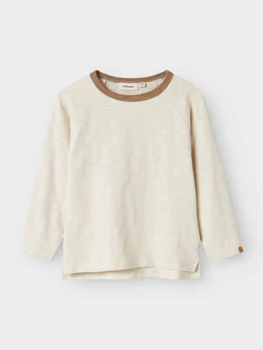 Langarmshirt aus Baumwolle in Beige mit braunem Kontrastkragen von Lil'Atelier, exklusiv bei Bärechind in Winterthur, Zürich Schweiz.