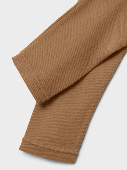 Detailaufnahme der braunen Lil’Atelier Leggings aus 100 % Wolle – erhältlich bei Bärechind in Winterthur, Zürich, Schweiz.
