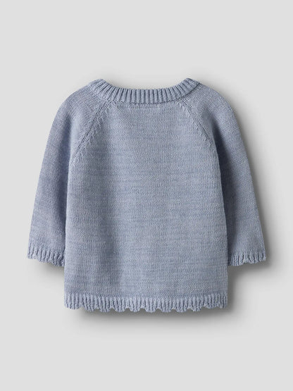 Rückansicht der hellblauen LIL'ATELIER Strickjacke aus Bio-Baumwolle – erhältlich bei Bärechind in Winterthur, Zürich, Schweiz.