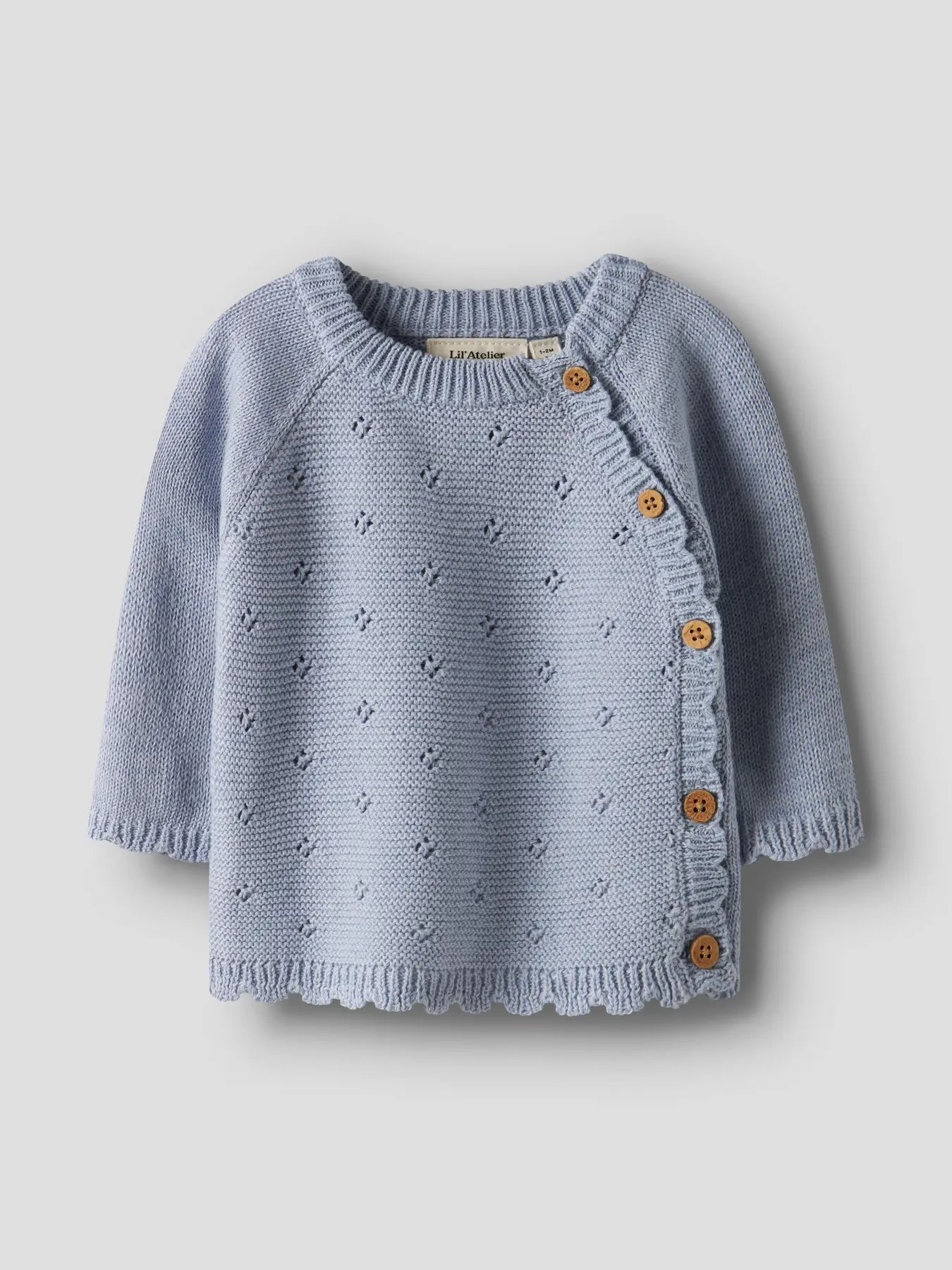 Vorderansicht der LIL'ATELIER Baby-Strickjacke mit Knopfleiste – Bio-Baumwolle, Bärechind in Winterthur, Zürich, Schweiz.