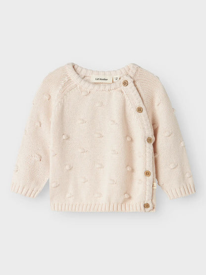 Vorderansicht des Lil'Atelier Baby-Strickpullovers mit Knopfleiste – nachhaltig bei Bärechind in Winterthur, Zürich, Schweiz.