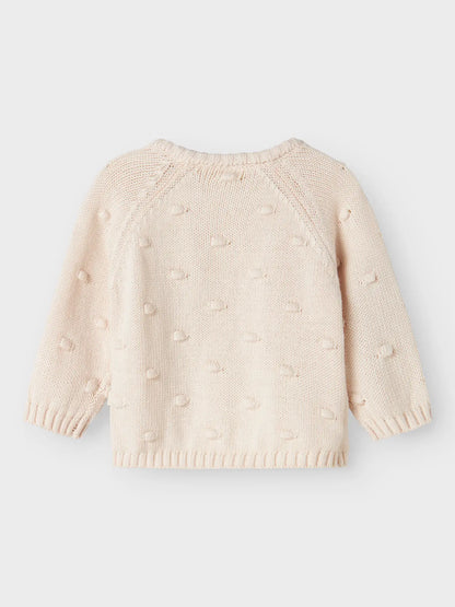 Rückansicht des naturweissen Lil'Atelier Strickpullovers aus Bio-Baumwolle – exklusiv bei Bärechind in Winterthur, Zürich, Schweiz.