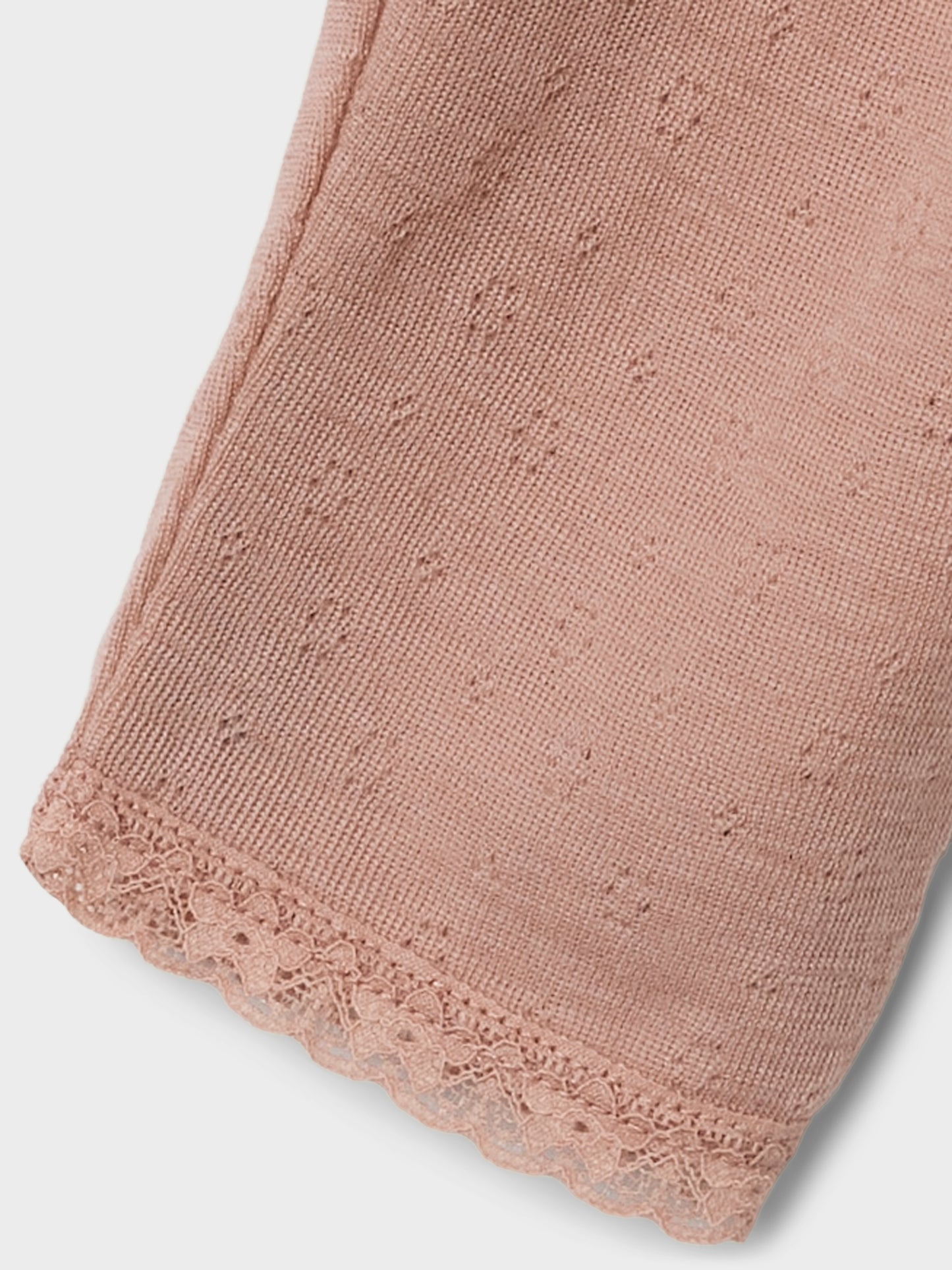 Detailaufnahme der rosa Lil’Atelier Wollleggings mit Spitze – erhältlich bei Bärechind in Winterthur, Zürich, Schweiz.
