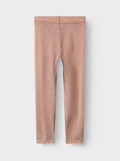Vorderseite der Wollleggings mit Lochmuster in Rosa von Lil’Atelier – Bärechind Winterthur, Zürich, Schweiz.