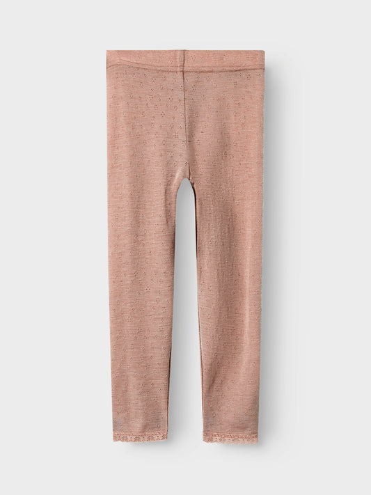 Vorderseite der Wollleggings mit Lochmuster in Rosa von Lil’Atelier – Bärechind Winterthur, Zürich, Schweiz.