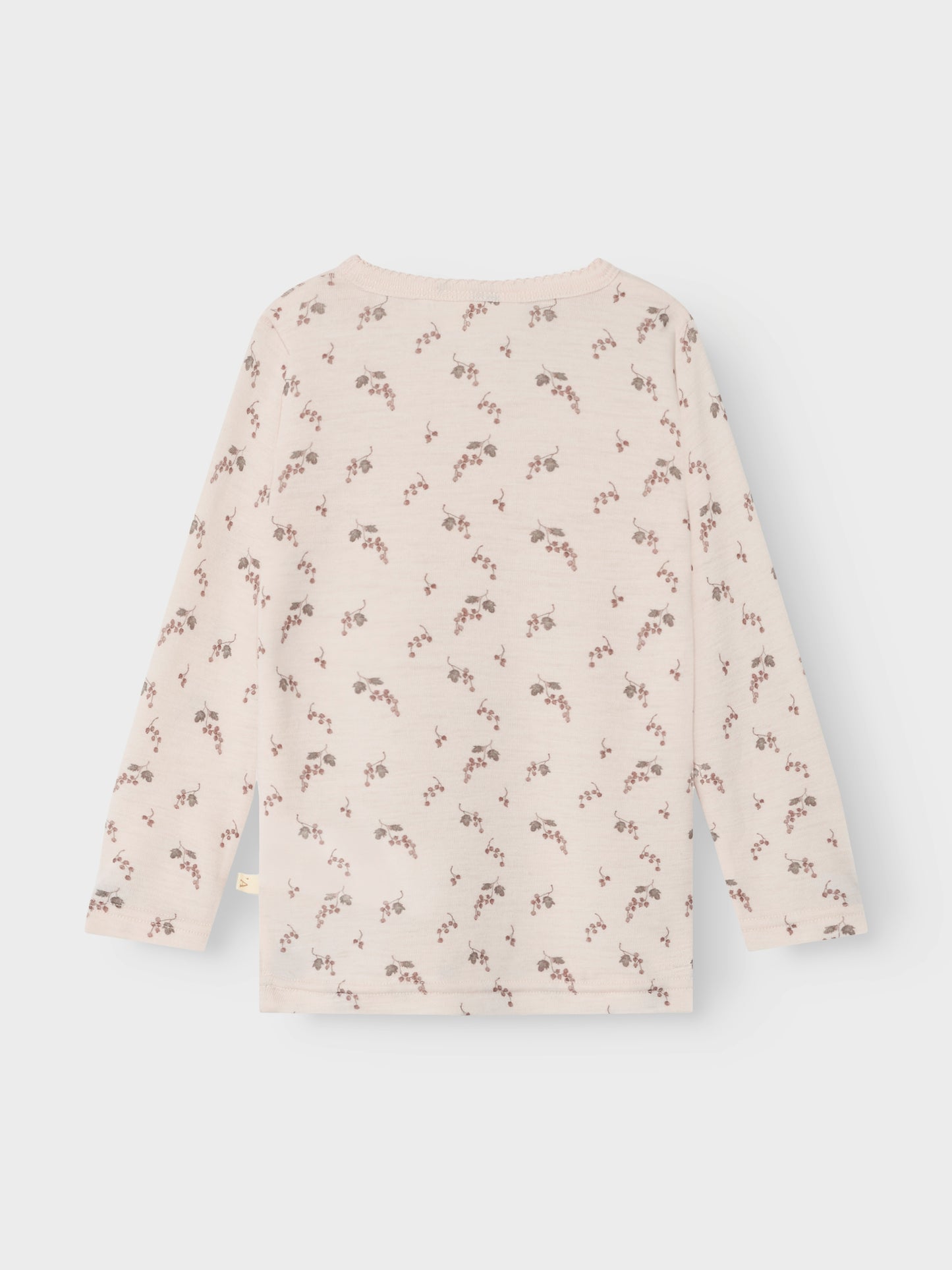 Rückseite des rosa Wollshirts mit Traubenmuster von Lil’Atelier – Bärechind Winterthur, Zürich, Schweiz.