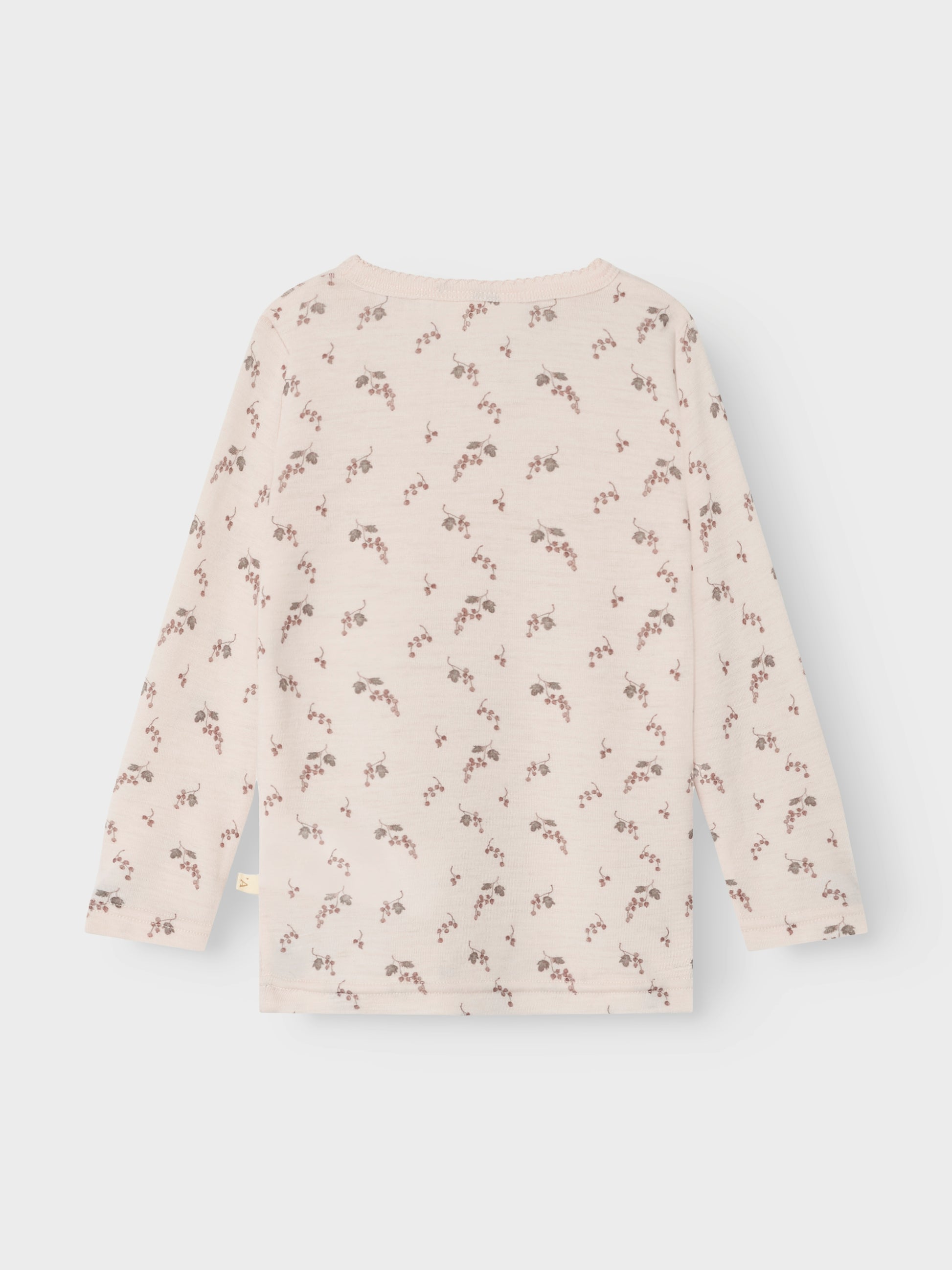 Rückseite des rosa Wollshirts mit Traubenmuster von Lil’Atelier – Bärechind Winterthur, Zürich, Schweiz.