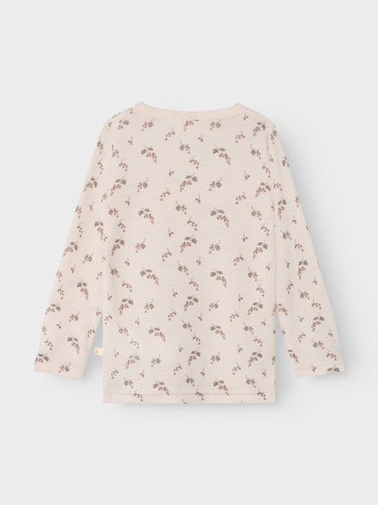 Rückseite des rosa Wollshirts mit Traubenmuster von Lil’Atelier – Bärechind Winterthur, Zürich, Schweiz.