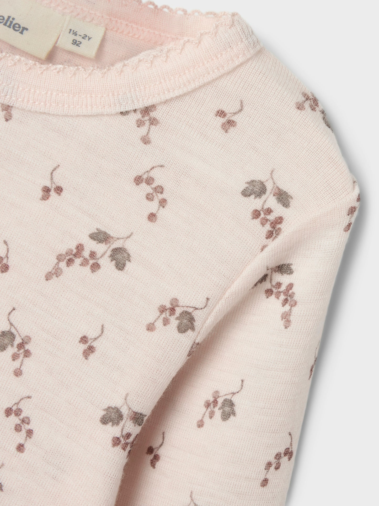 Detailaufnahme des Lil’Atelier Wollshirts mit Traubenmuster – erhältlich bei Bärechind in Winterthur, Zürich, Schweiz.