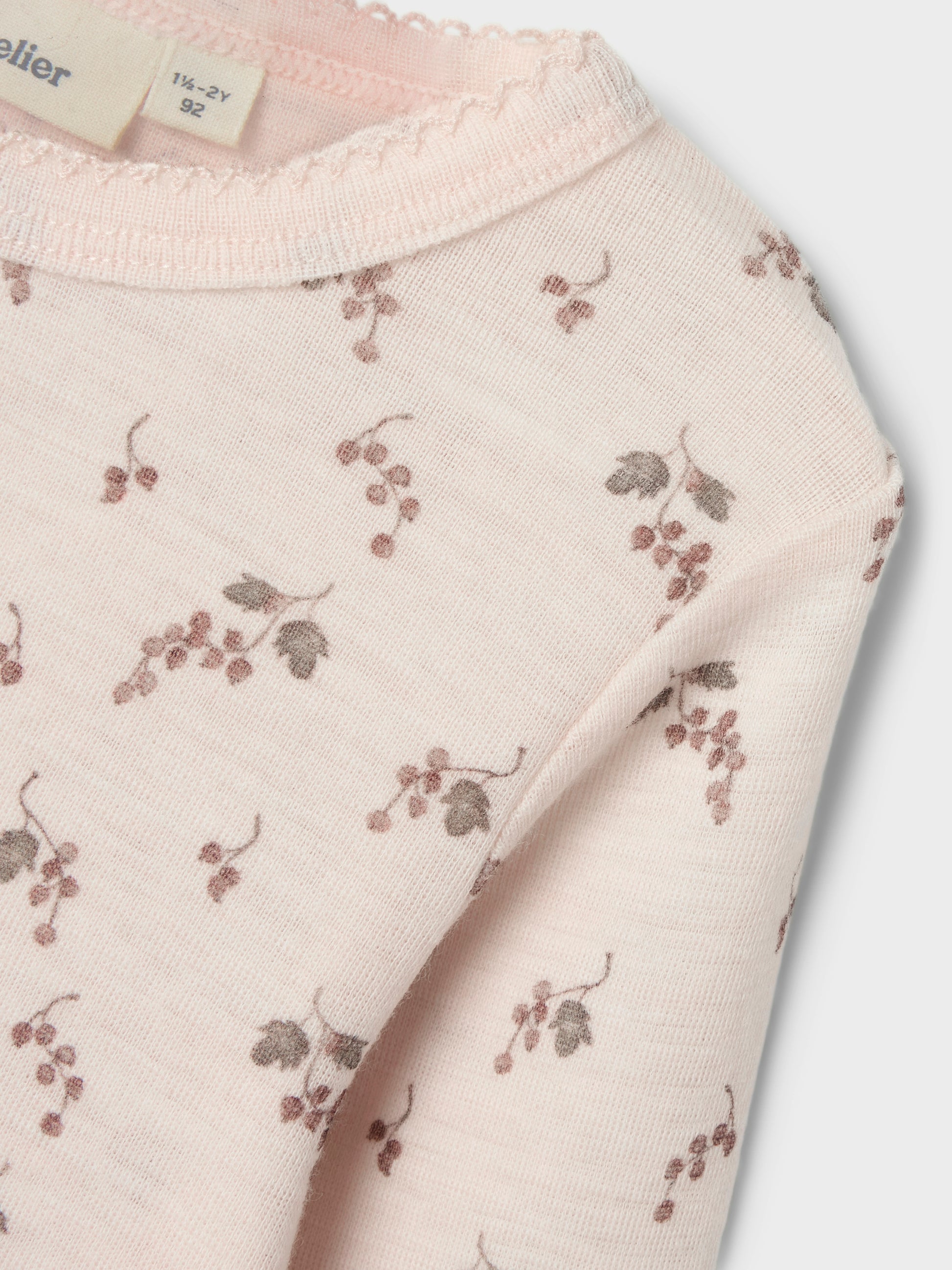 Detailaufnahme des Lil’Atelier Wollshirts mit Traubenmuster – erhältlich bei Bärechind in Winterthur, Zürich, Schweiz.