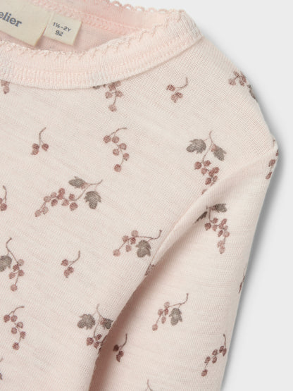 Detailaufnahme des Lil’Atelier Wollshirts mit Traubenmuster – erhältlich bei Bärechind in Winterthur, Zürich, Schweiz.