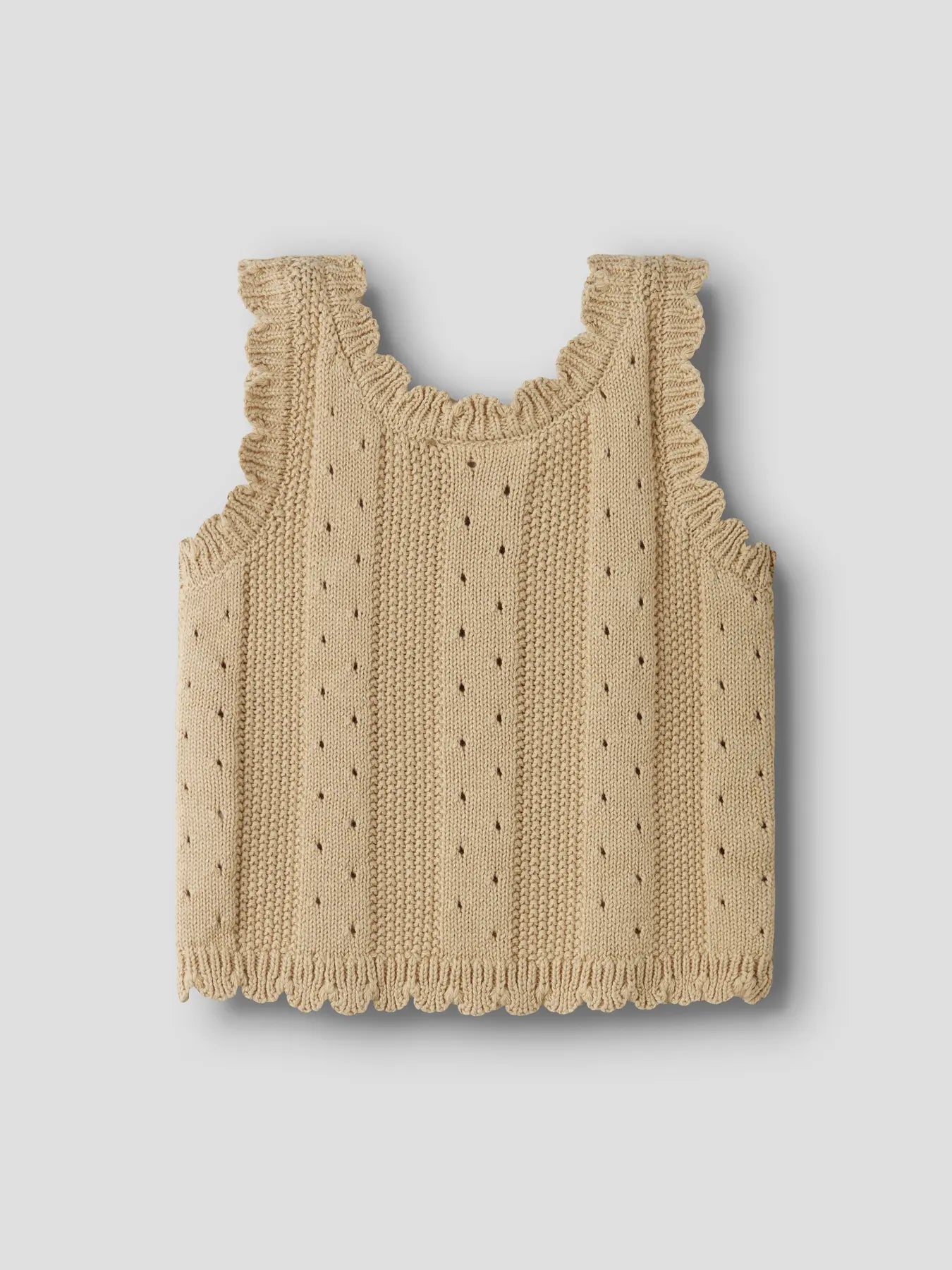 Detailaufnahme eines beigen Stricktops mit Lochmuster und Stickerei von Lil’Atelier bei Bärechind in Winterthur, Zürich, Schweiz