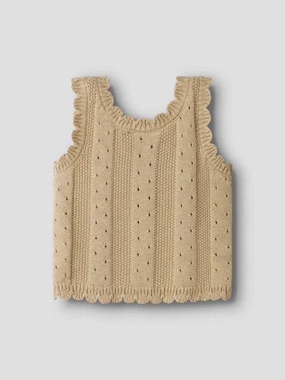 Detailaufnahme eines beigen Stricktops mit Lochmuster und Stickerei von Lil’Atelier bei Bärechind in Winterthur, Zürich, Schweiz