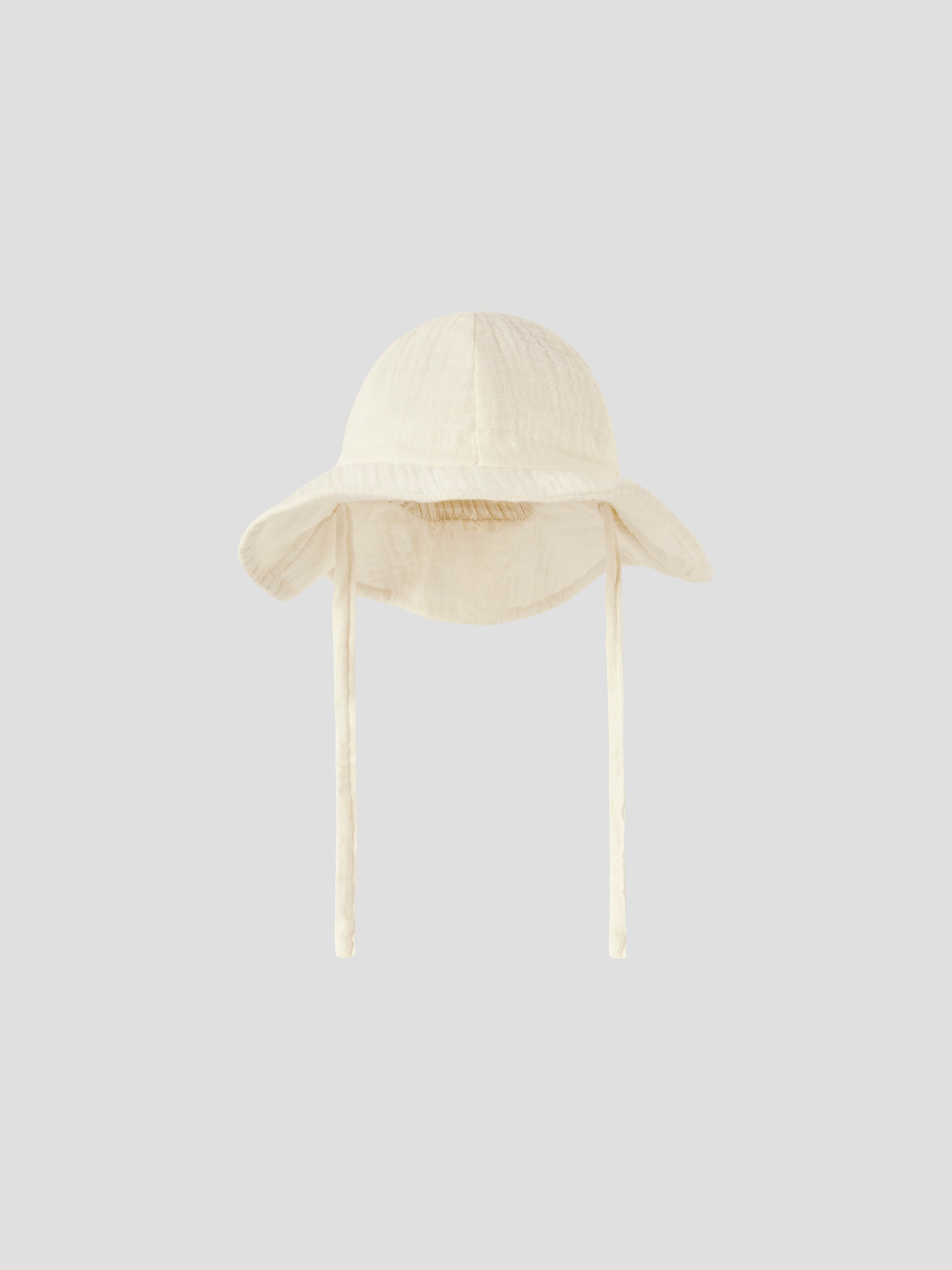 Cremefarbener Sonnenhut mit Bindeband aus Bio-Baumwolle von Lil’Atelier bei Bärechind in Winterthur, Zürich, Schweiz.