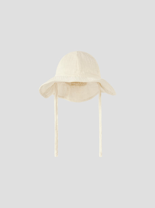Cremefarbener Sonnenhut mit Bindeband aus Bio-Baumwolle von Lil’Atelier bei Bärechind in Winterthur, Zürich, Schweiz.