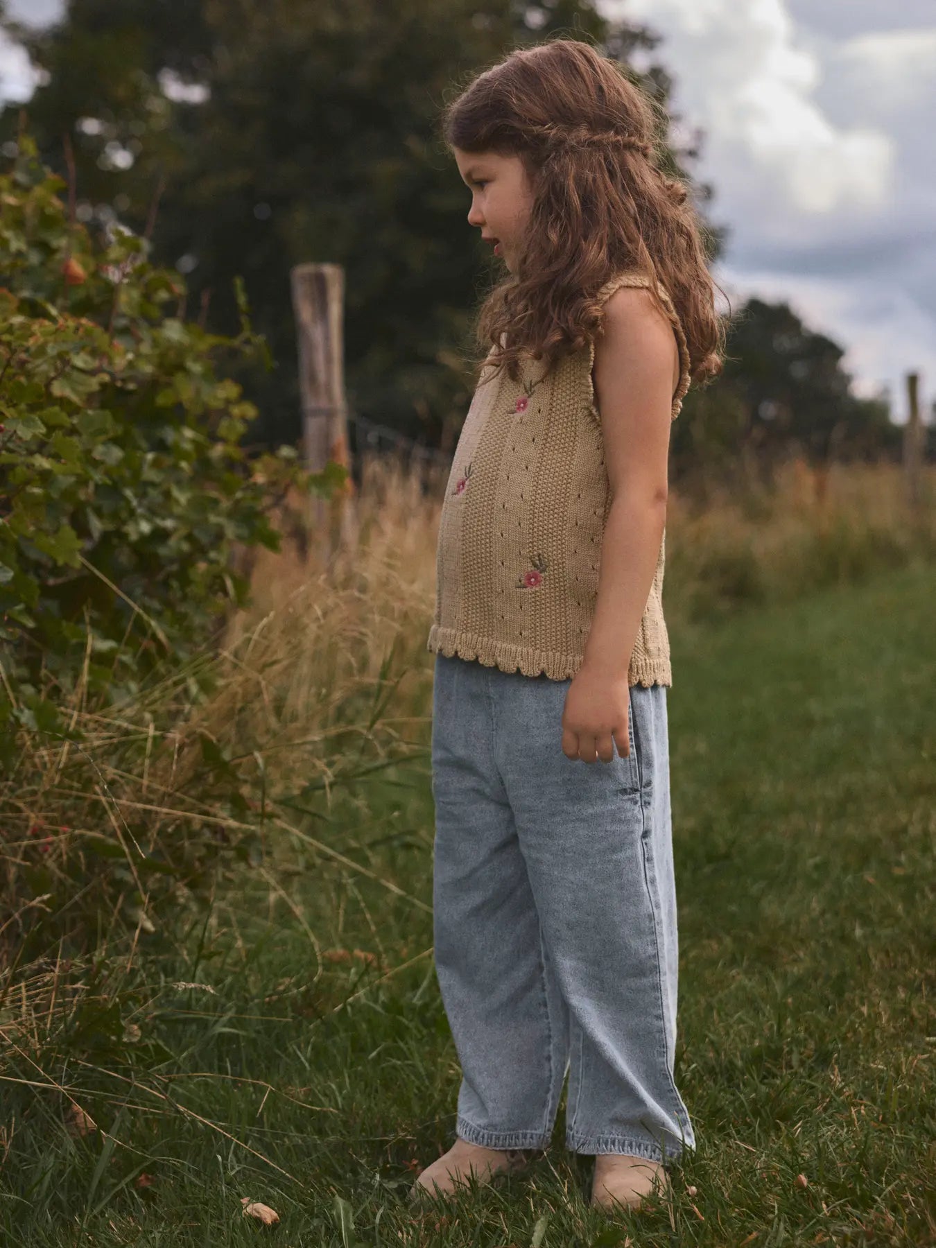 Kind trägt beiges Stricktop von Lil’Atelier im Sommerlook, erhältlich bei Bärechind in Winterthur, Zürich, Schweiz