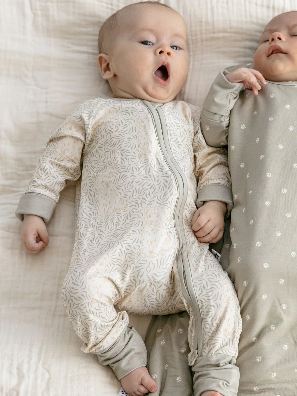 aby trägt den LiluLila Baby Löwe Bambus Zippy Strampler. Nachhaltig, weich und mit praktischem Zwei-Wege-Reissverschluss für einfaches Wickeln.