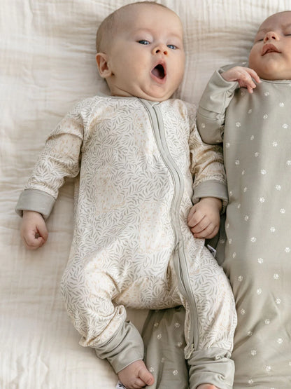 aby trägt den LiluLila Baby Löwe Bambus Zippy Strampler. Nachhaltig, weich und mit praktischem Zwei-Wege-Reissverschluss für einfaches Wickeln.