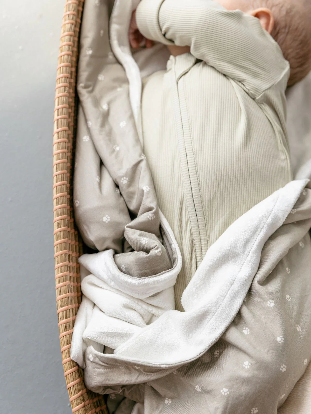 Detailaufnahme der LiluLila Bambus Baby Decke mit samtweichem Velours und hautfreundlichem Bambus-Jersey. Perfekt für empfindliche Haut.