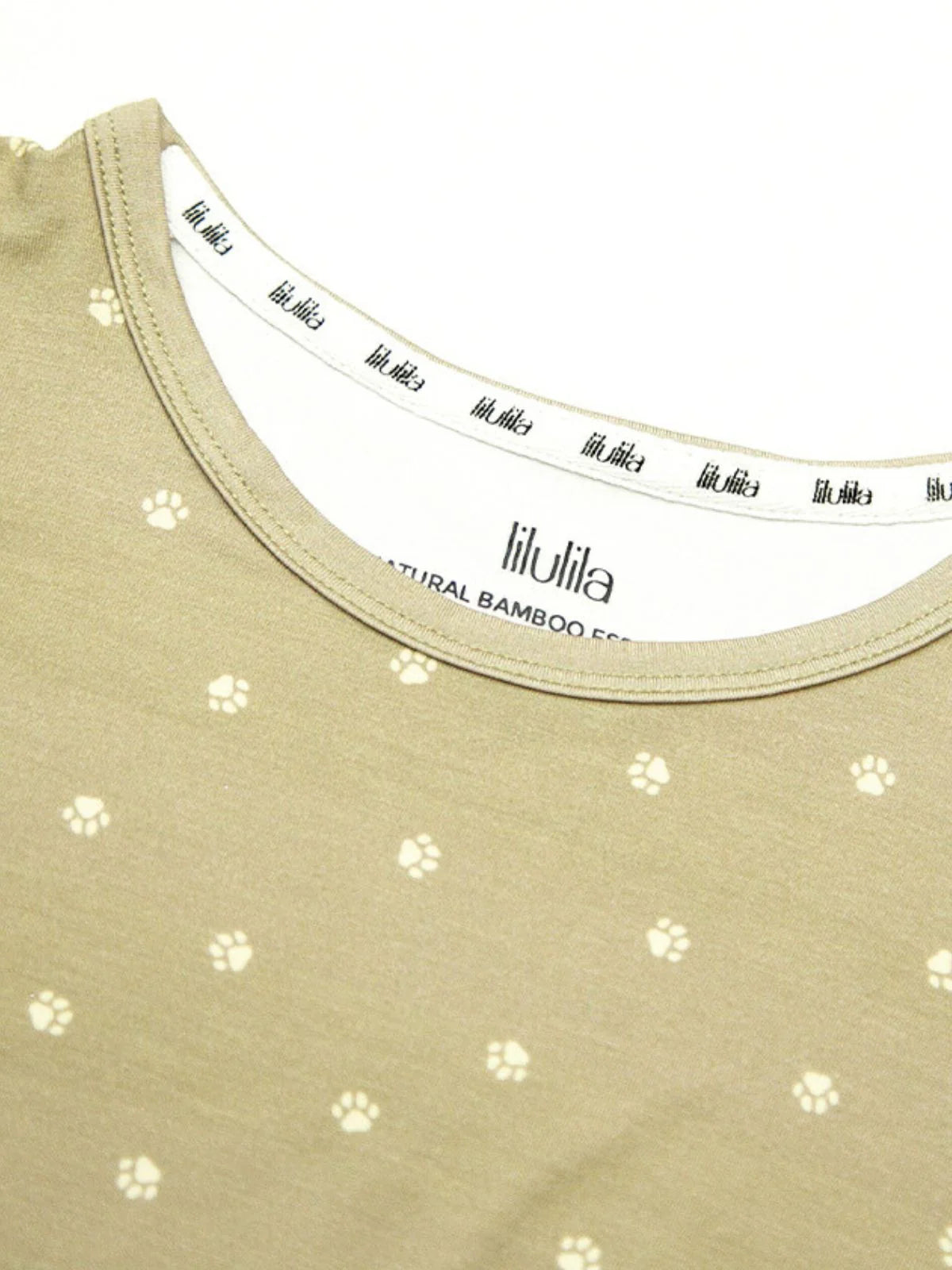 Detailaufnahme des LiluLila Bambus Pyjamas mit Löwenpfoten-Print. OEKO-TEX zertifiziert, sanft zur Haut und umweltfreundlich.