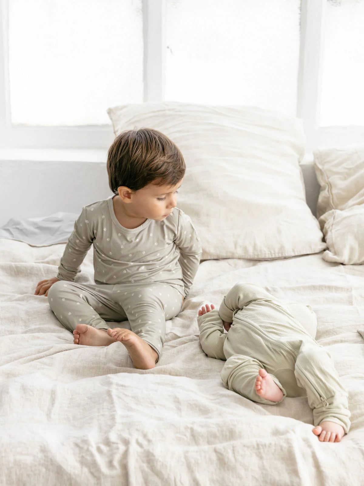 Zweiteiliger LiluLila Bambus Pyjama mit Löwenpfoten-Muster. Nachhaltig, Oeko-Tex zertifiziert und super bequem für die Nacht.