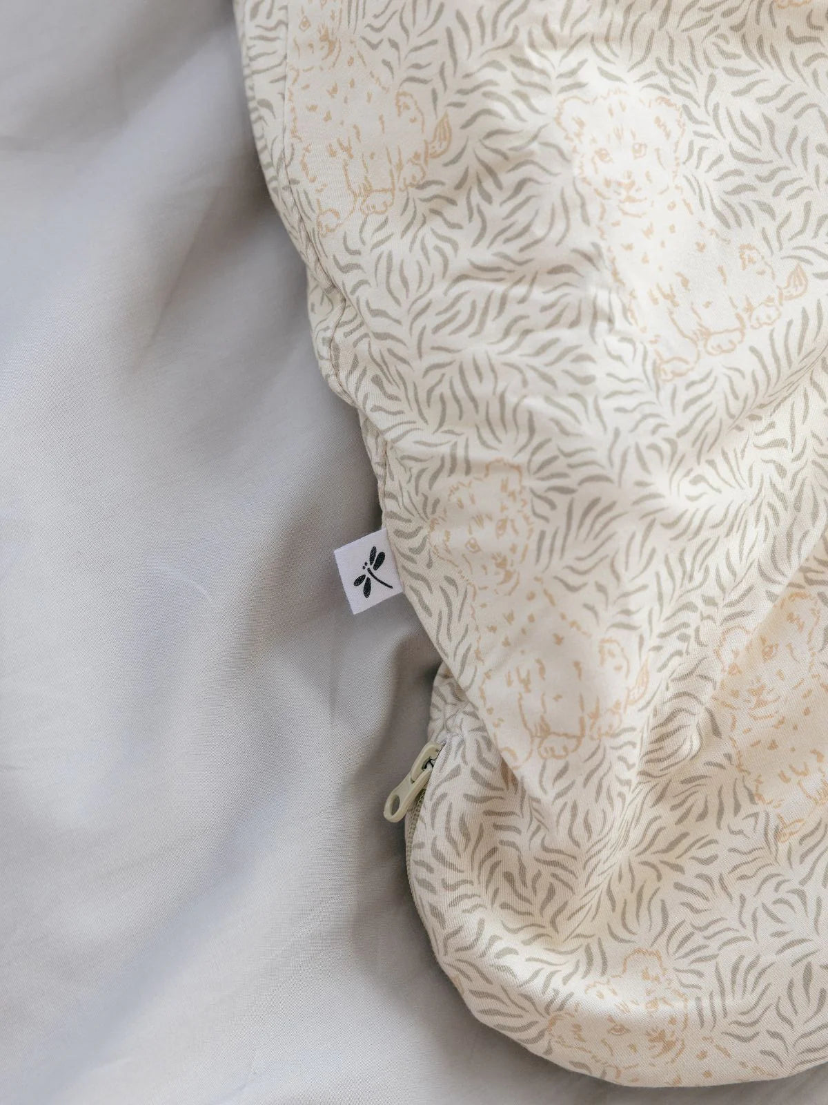 Detailaufnahme des LiluLila Bambus Schlafsacks mit Löwenmuster. OEKO-TEX zertifiziert, hautfreundlich und antibakteriell für nachhaltigen Babyschlaf.