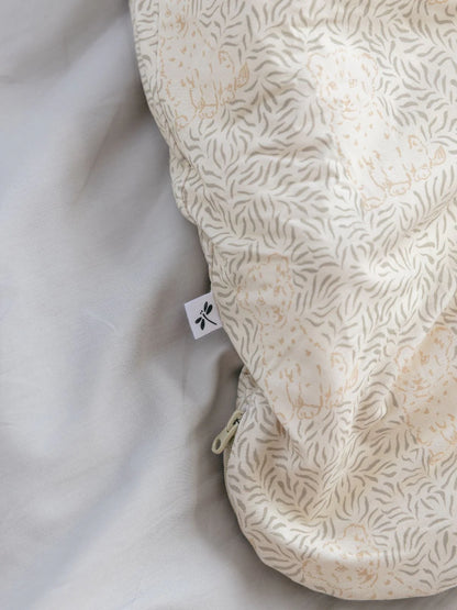 Detailaufnahme des LiluLila Bambus Schlafsacks mit Löwenmuster. OEKO-TEX zertifiziert, hautfreundlich und antibakteriell für nachhaltigen Babyschlaf.