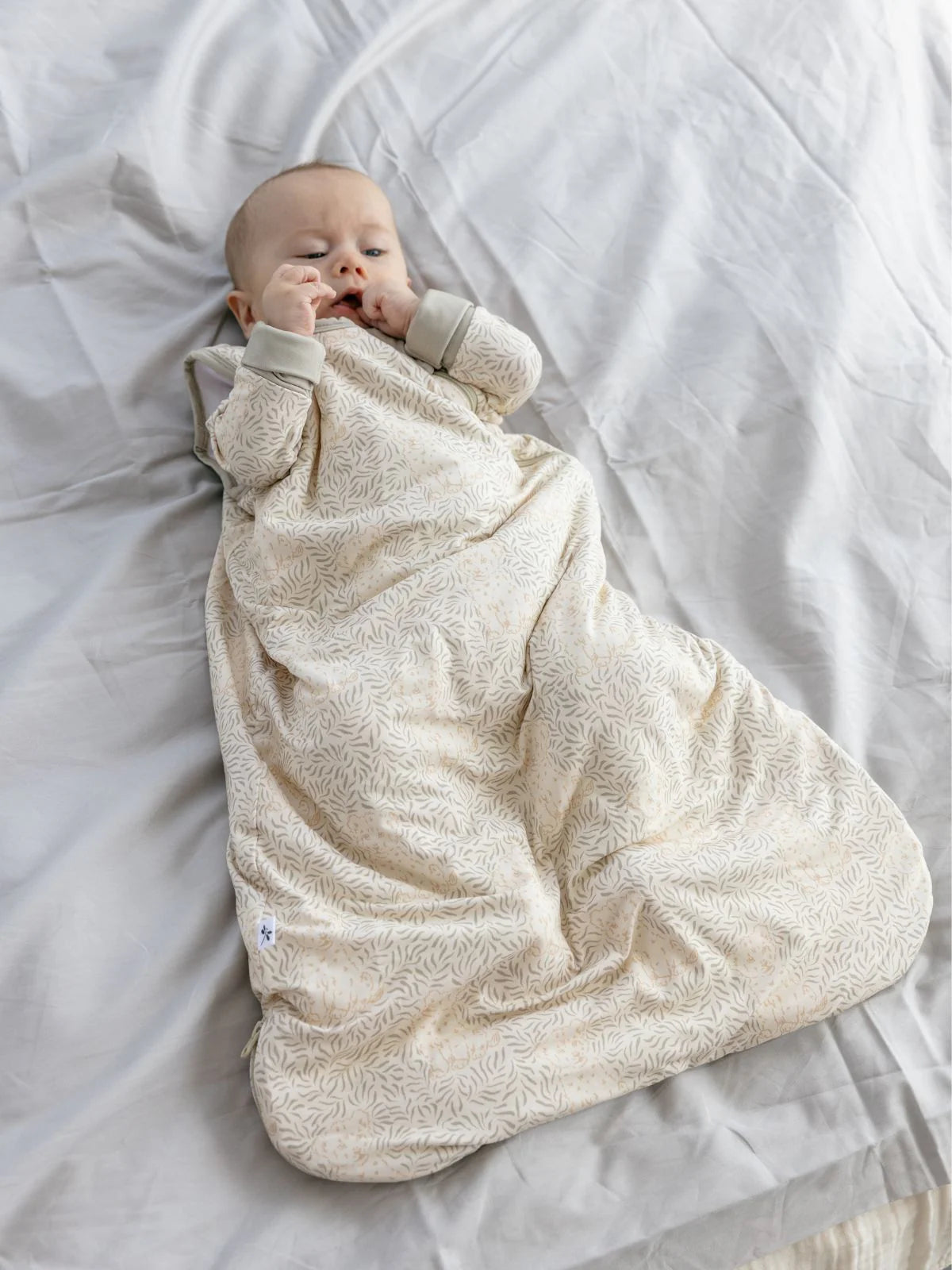 LiluLila Baby Löwe Bambus Schlafsack mit kuscheligem Tragegefühl. Thermoregulierend, antibakteriell und OEKO-TEX zertifiziert – sanfter Schlaf für dein Baby.