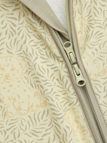 Detailaufnahme des LiluLila Zippy Stramplers mit praktischem Zwei-Wege-Reissverschluss und umklappbaren Füssen für eine längere Tragedauer.