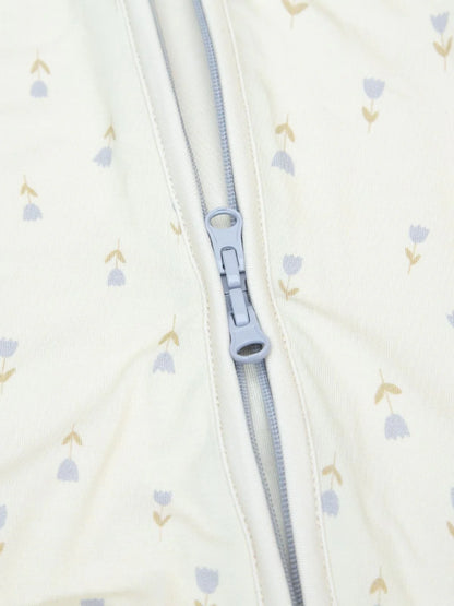 Detailaufnahme des LiluLila Bambus Zippy Stramplers mit praktischer Zwei-Wege-Reissverschluss-Funktion und nachhaltigem Tulpenprint.