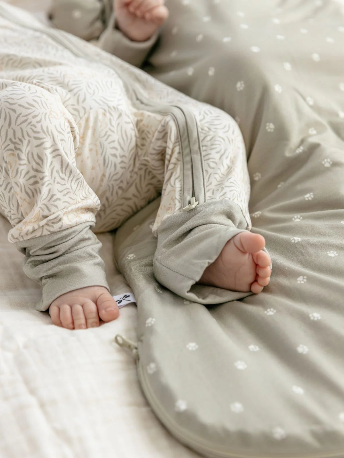 Der LiluLila Baby Löwe Strampler mit Löwen- und Blättermuster. Oeko-Tex zertifiziert, hypoallergen und atmungsaktiv – perfekt für sensible Babyhaut.