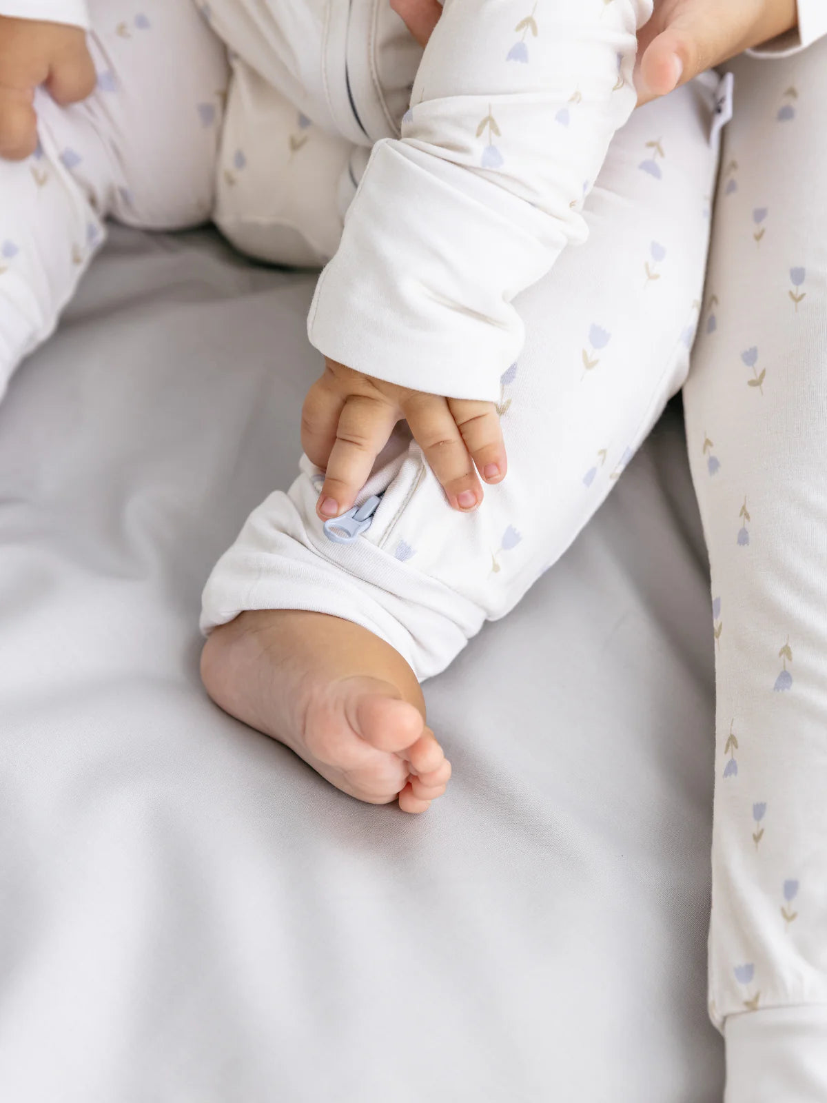 Weicher LiluLila Bambus Strampler mit zartem Tulpenmuster. Oeko-Tex zertifiziert, hypoallergen und thermoregulierend für einen gesunden Babyschlaf.