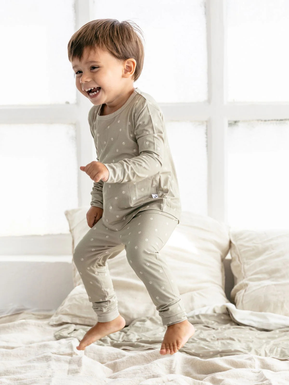  LiluLila Löwen Pfötchen Bambus Pyjama für Kinder. Weich, atmungsaktiv und hypoallergen – perfekt für einen angenehmen Schlaf.