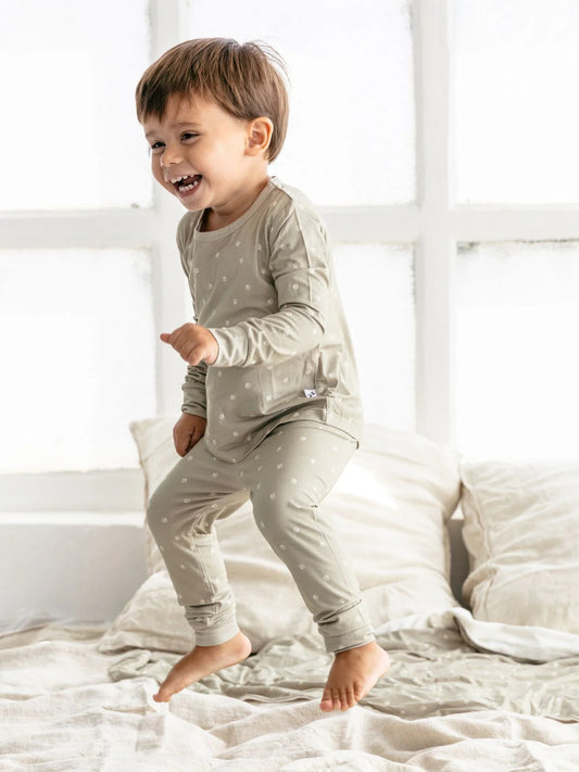  LiluLila Löwen Pfötchen Bambus Pyjama für Kinder. Weich, atmungsaktiv und hypoallergen – perfekt für einen angenehmen Schlaf.