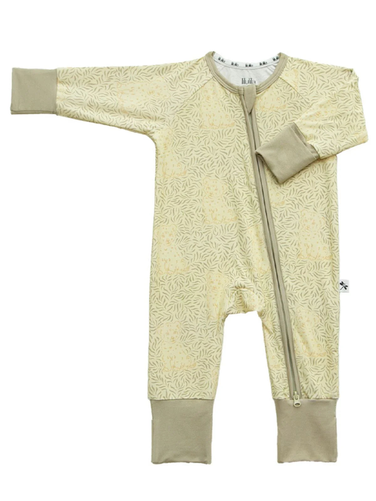 LiluLila Baby Strampler mit Löwenmotiv, Zwei-Wege-Reissverschluss und umklappbaren Füsschen. Bio-Bambus für höchsten Tragekomfort.