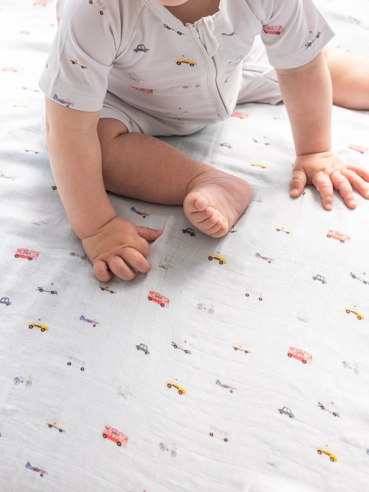 Kind spielt mit dem Bambus-Nuschi Little Ride von Lilulila – weich, gross & ideal für Babys. Gesehen bei Bärechind in Winterthur, Zürich, Schweiz.