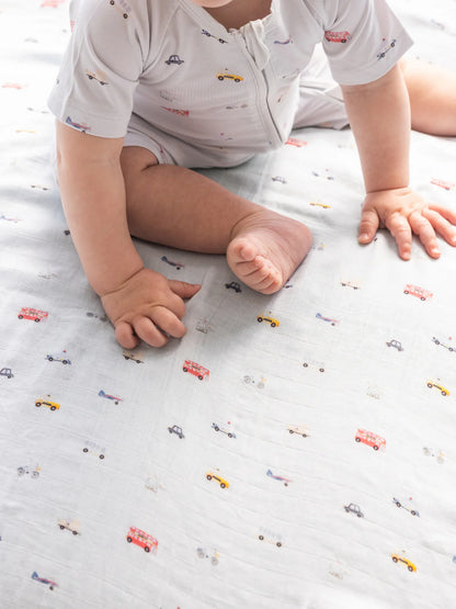 Kind spielt mit dem Bambus-Nuschi Little Ride von Lilulila – weich, gross & ideal für Babys. Gesehen bei Bärechind in Winterthur, Zürich, Schweiz.