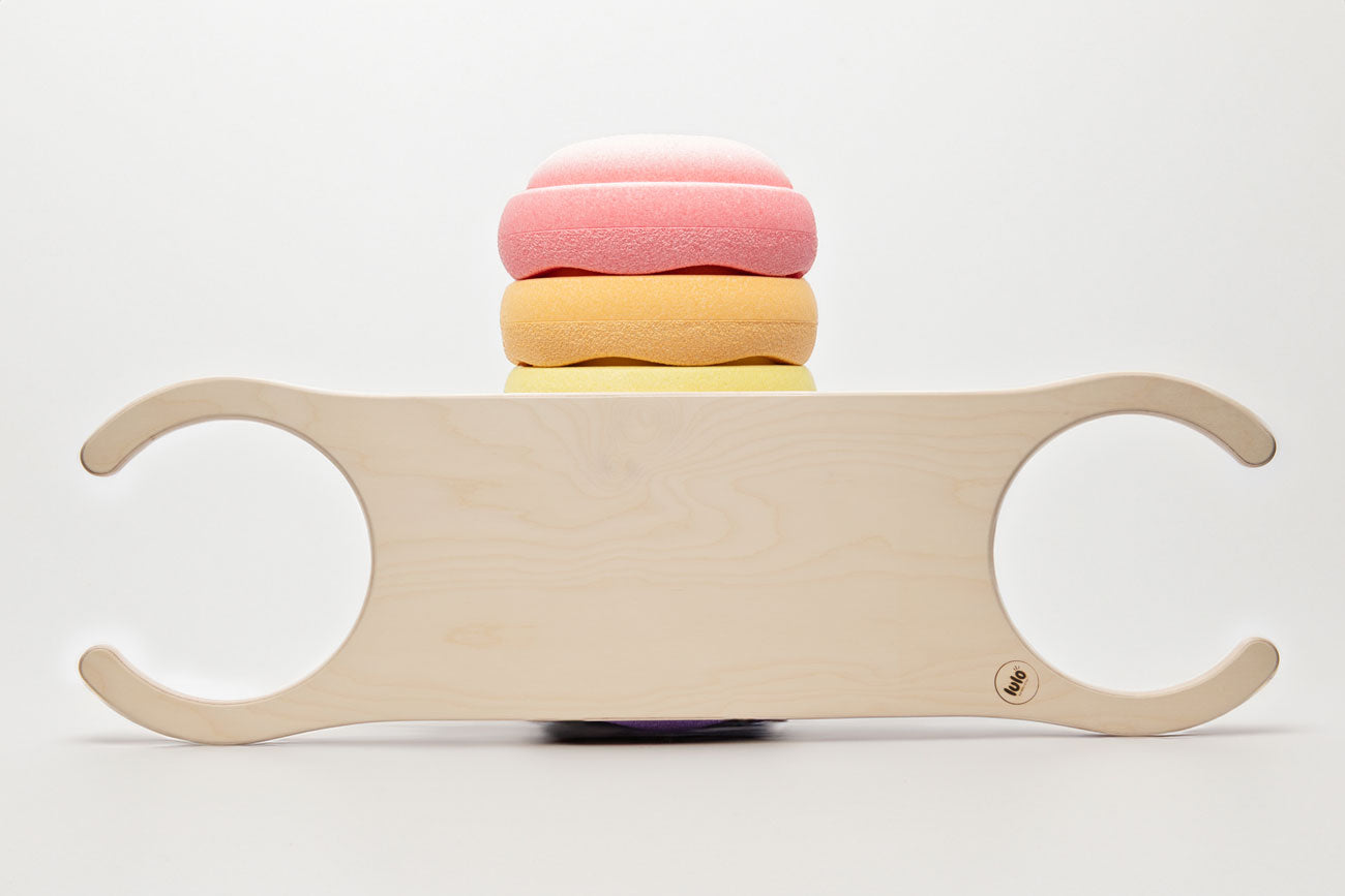 Holzplatte mit Stapelstein Classic und Mini – kreative Aufbau-Idee für kleine Abenteurer*innen