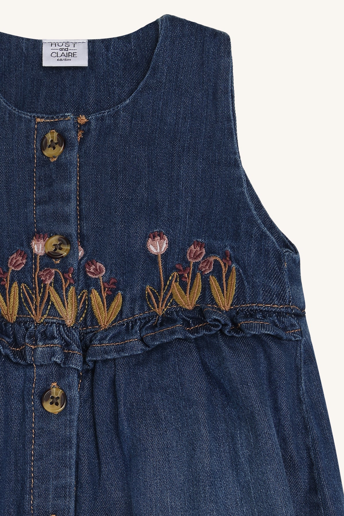 Detailaufnahme der Blumenstickerei am Magdalena Overall bei Bärechind