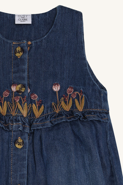 Detailaufnahme der Blumenstickerei am Magdalena Overall bei Bärechind