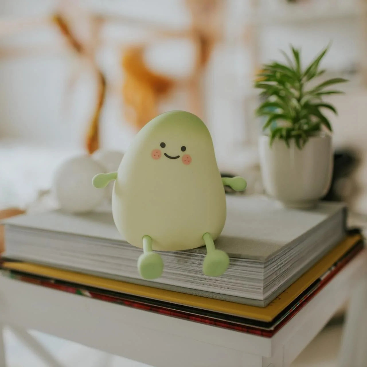 Leuchtende Mango-Lampe auf Tisch mit Pflanze, warmes LED Nachtlicht, erhältlich im Bärechind Winterthur Zürich Schweiz.