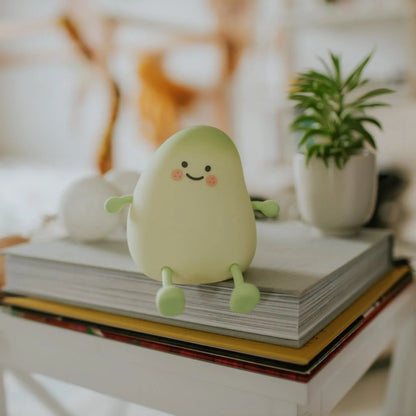 Leuchtende Mango-Lampe auf Tisch mit Pflanze, warmes LED Nachtlicht, erhältlich im Bärechind Winterthur Zürich Schweiz.