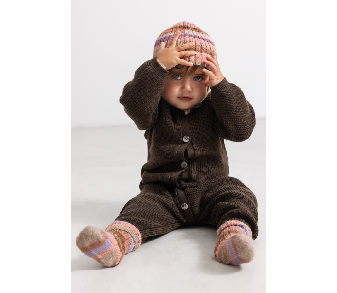 Kind trägt die MarMar Alpaka Mütze, Multicolour Girl, im Alltag